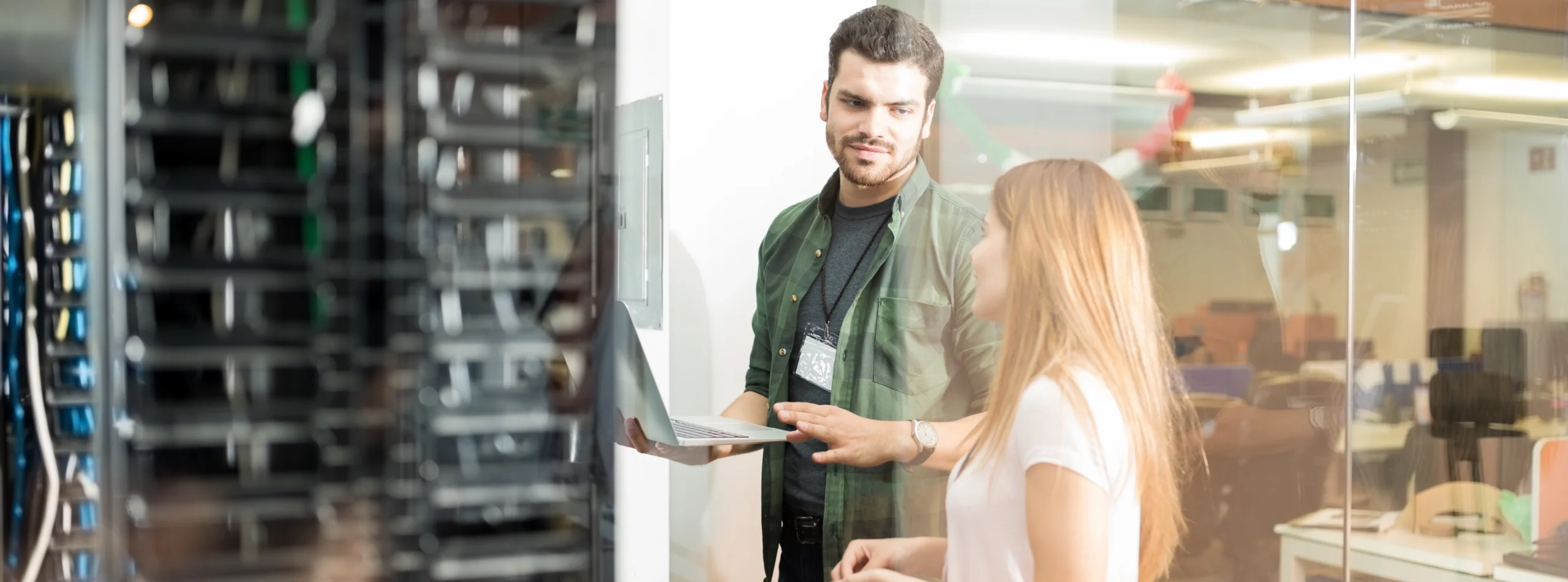 Mederwerkers in Nederlands datacenter